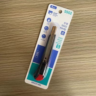 Mua Black And Red Utility Knife With Retractable 86mm SK2 Steel Snap Off Blade (Chú dao màu đen và đỏ với lưỡi dao có thể kéo ra) sản xuất trực tuyến
