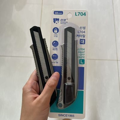 Dao rọc giấy 18mm tiện lợi với lưỡi dài 100mm và lưỡi SK2 bằng nhôm bền bỉ