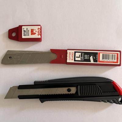Lưỡi dao rọc giấy 18mm 8 đoạn màu bạc dày 0.4mm