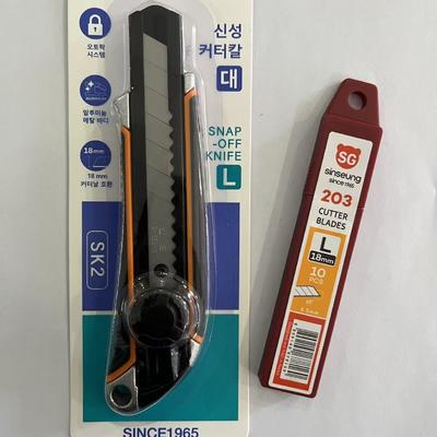 Thiết kế ergonomic 18mm Blade Knife với tay cầm màu đen và cam